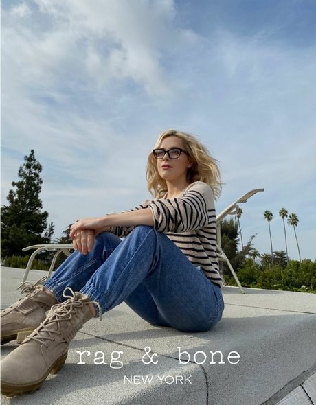 Kiernan Shipka photo 357