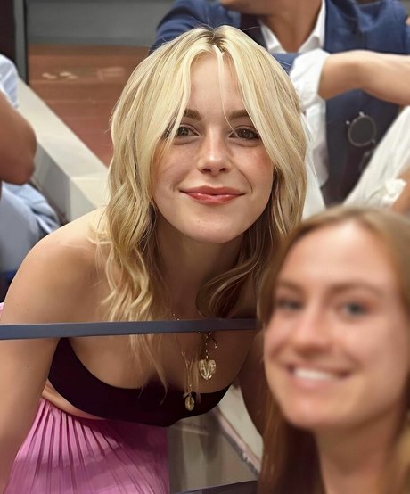 Kiernan Shipka photo 367