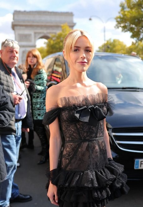 Kiernan Shipka photo 380