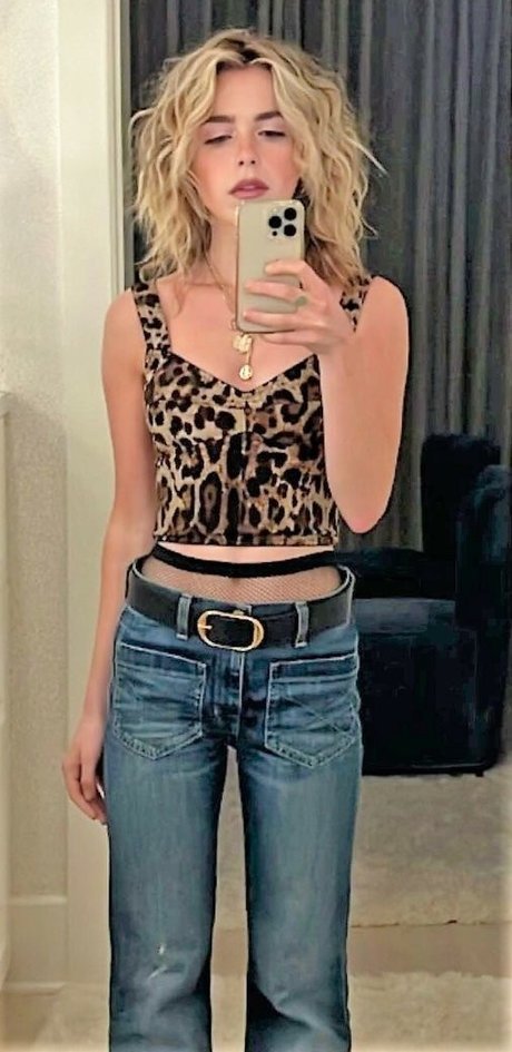 Kiernan Shipka photo 483