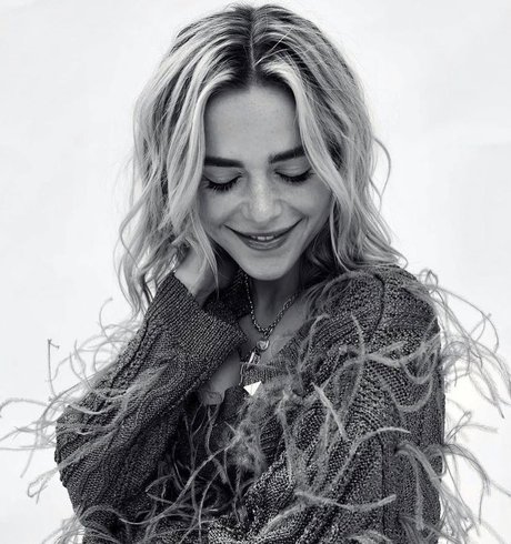 Kiernan Shipka photo 491