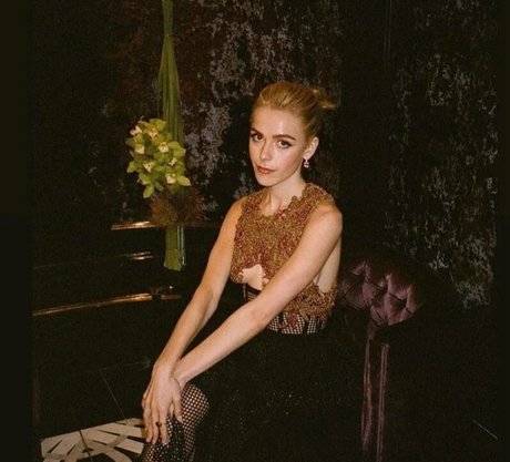 Kiernan Shipka photo 588