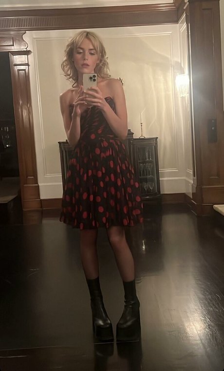 Kiernan Shipka photo 1041