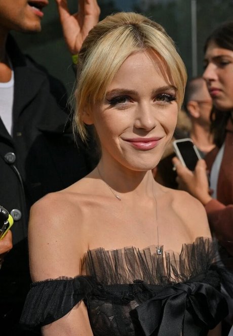 Kiernan Shipka photo 1072