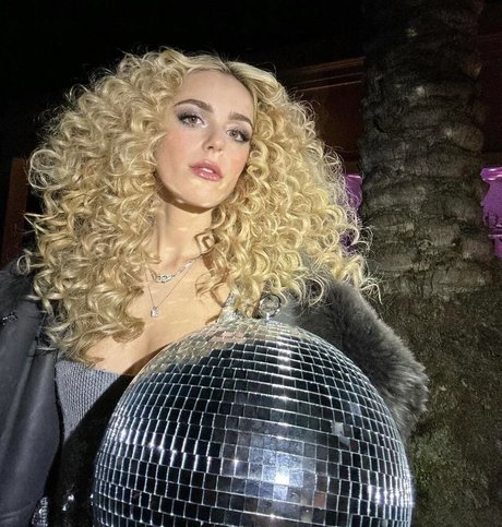 Kiernan Shipka photo 1140