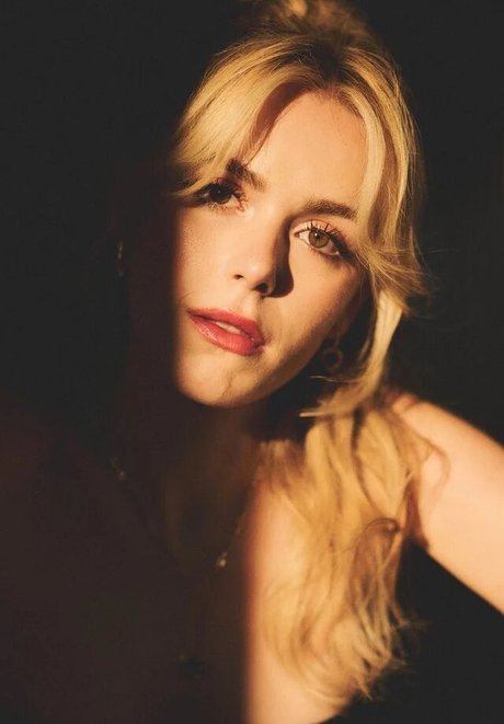 Kiernan Shipka photo 1282