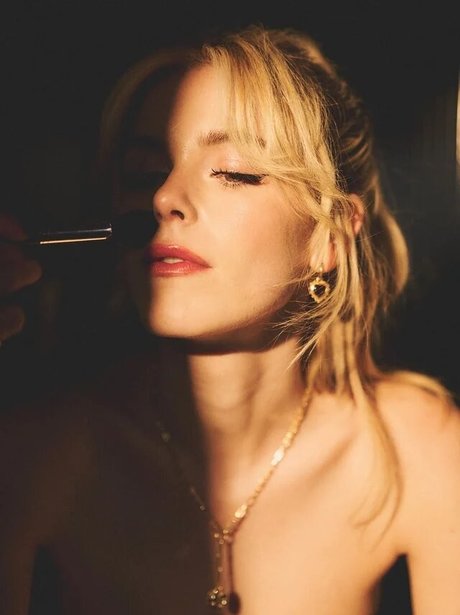 Kiernan Shipka photo 1283