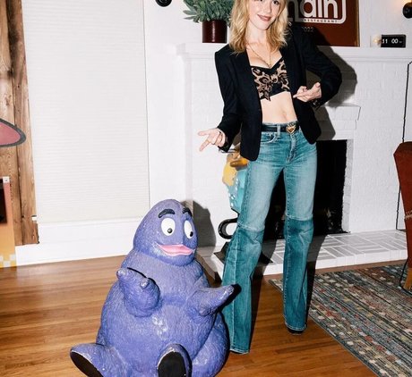 Kiernan Shipka photo 1287