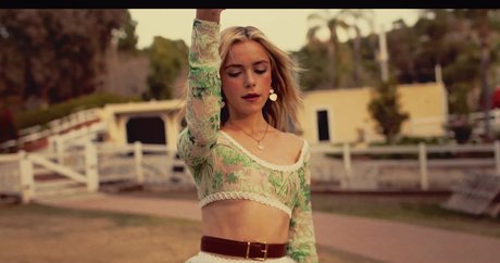 Kiernan Shipka photo 1329