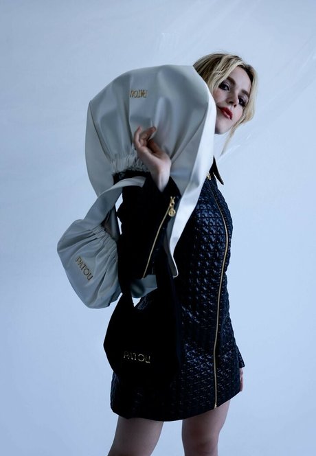 Kiernan Shipka photo 1524