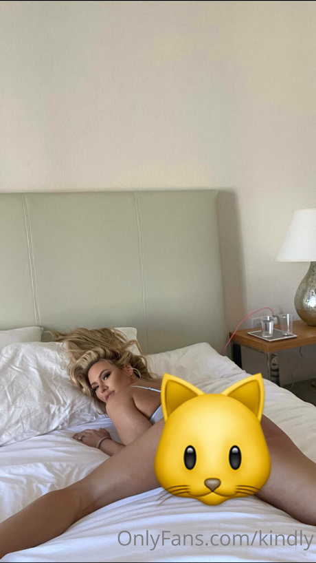 Kindly Myers photo 219