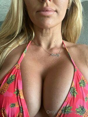 Kindly Myers photo 400