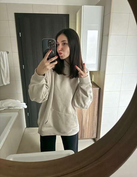 KiraFemmeFatal photo 4