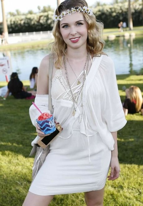 Kirsten Prout photo 9