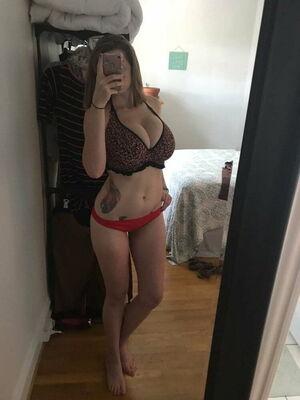 Kirsty photo 64