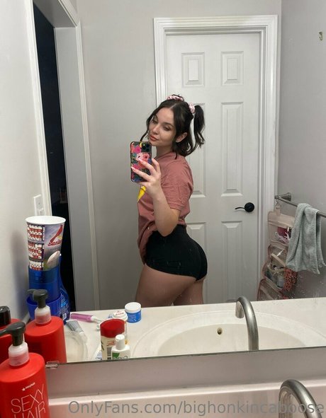 Curvy Emily photo 14
