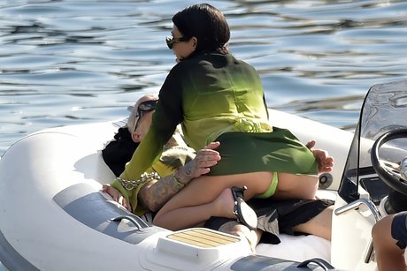 Kourtney Kardashian photo 28