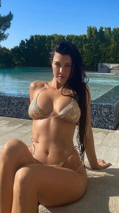 Kourtney Kardashian photo 32