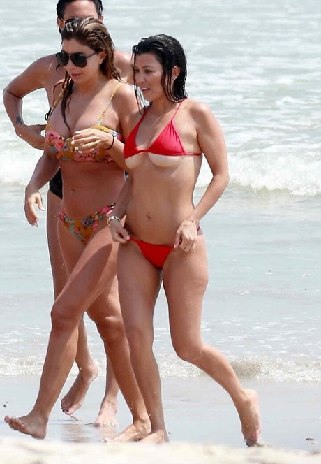 Kourtney Kardashian photo 54