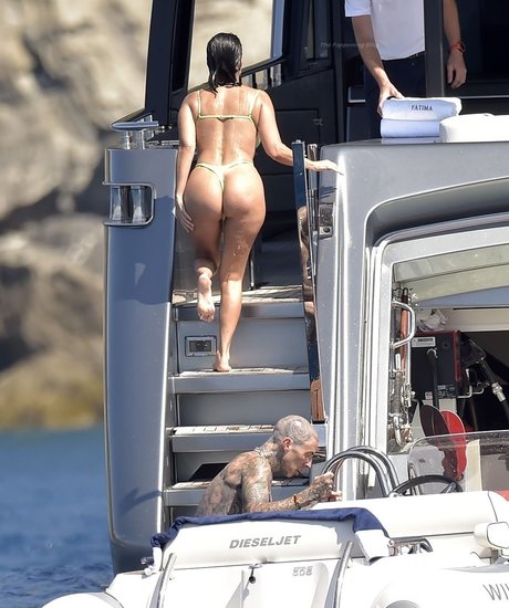 Kourtney Kardashian photo 72