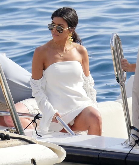 Kourtney Kardashian photo 116