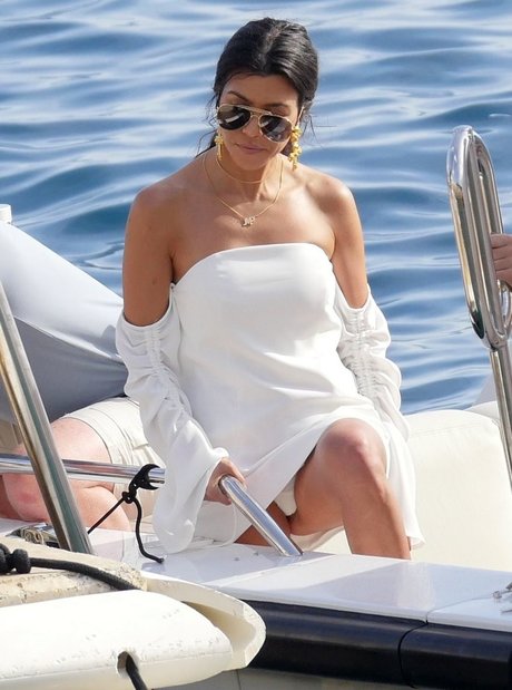 Kourtney Kardashian photo 117