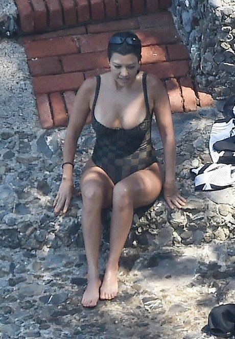 Kourtney Kardashian photo 128