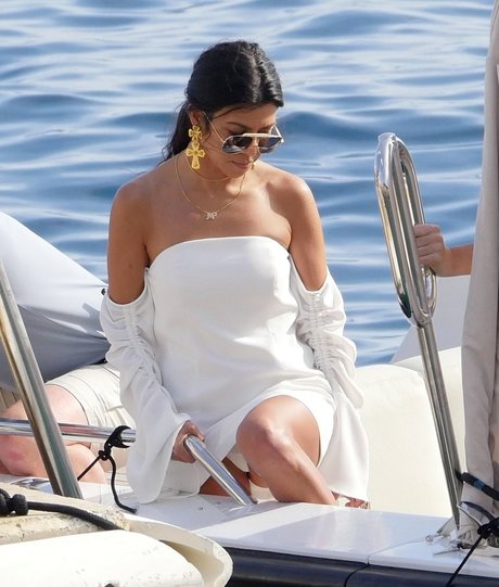 Kourtney Kardashian photo 133
