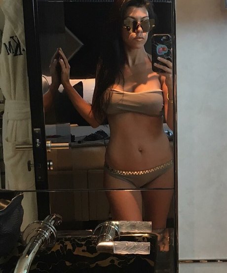 Kourtney Kardashian photo 143