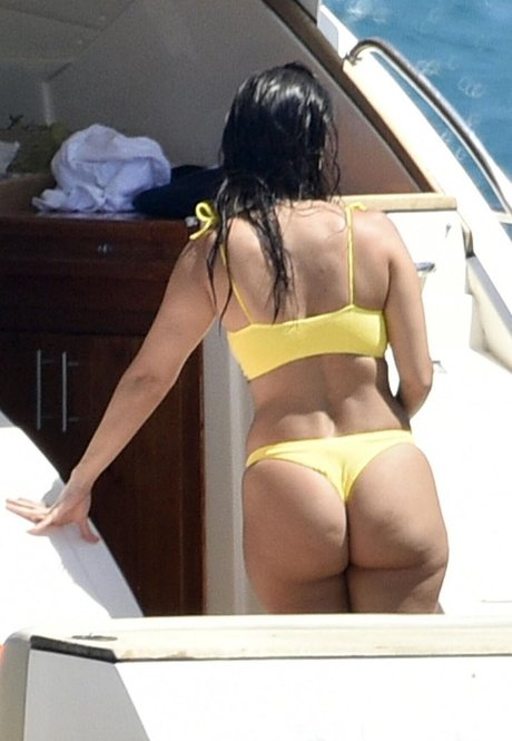 Kourtney Kardashian photo 154