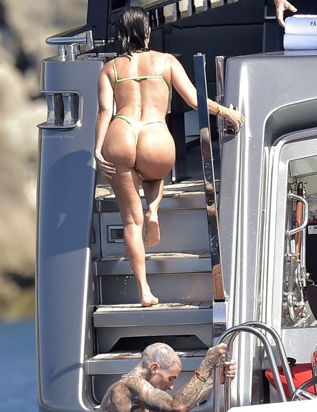 Kourtney Kardashian photo 184