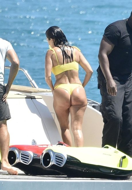 Kourtney Kardashian photo 244