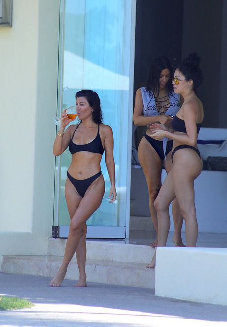 Kourtney Kardashian photo 274