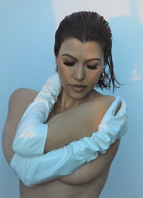 Kourtney Kardashian photo 276