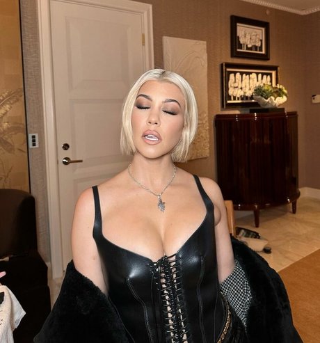 Kourtney Kardashian photo 300