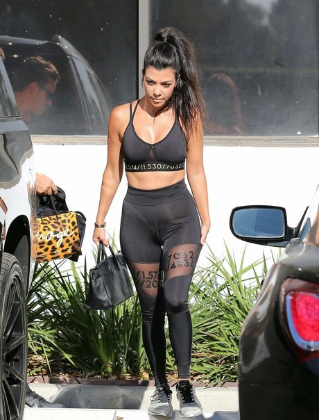 Kourtney Kardashian photo 334