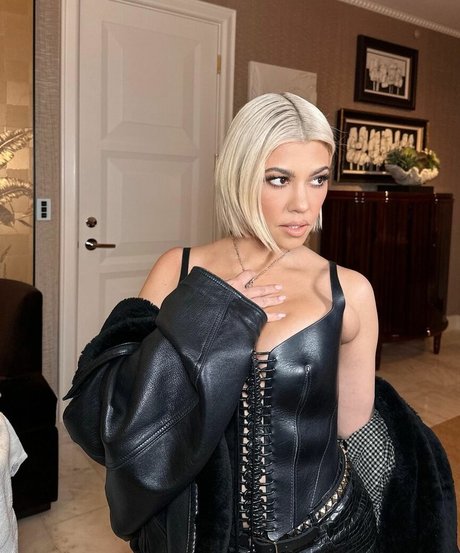 Kourtney Kardashian photo 337