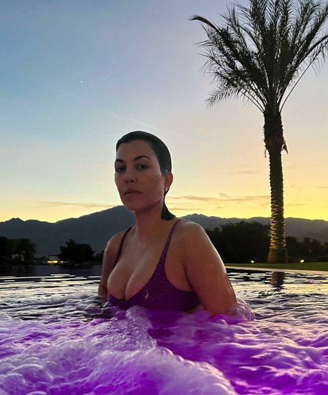 Kourtney Kardashian photo 341