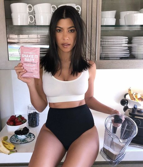 Kourtney Kardashian photo 362