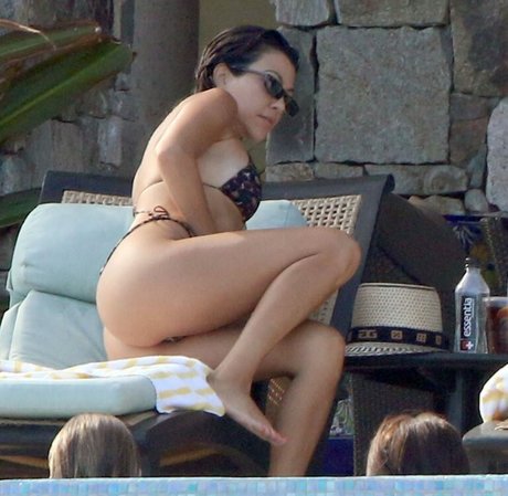 Kourtney Kardashian photo 368
