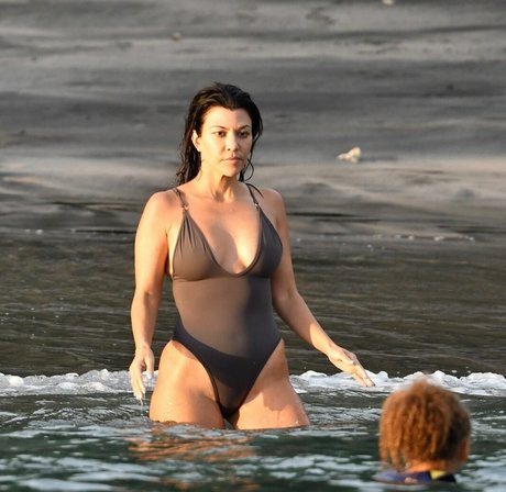 Kourtney Kardashian photo 397