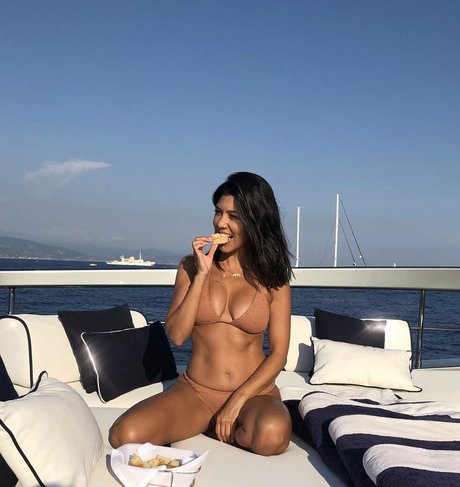 Kourtney Kardashian photo 398