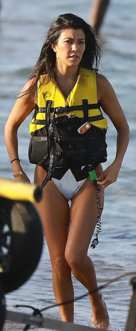 Kourtney Kardashian photo 405