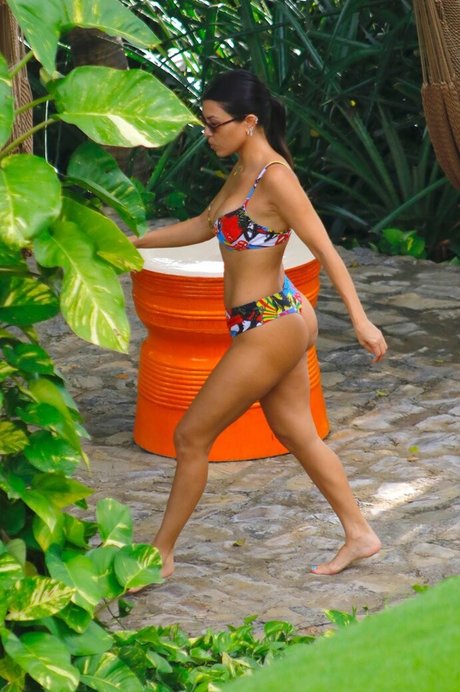 Kourtney Kardashian photo 407