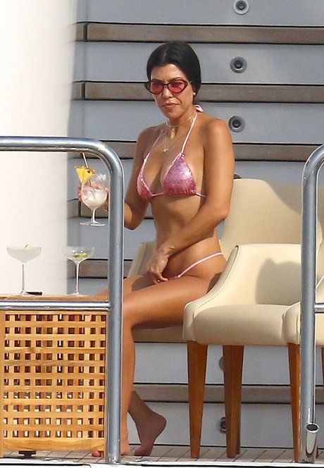 Kourtney Kardashian photo 424
