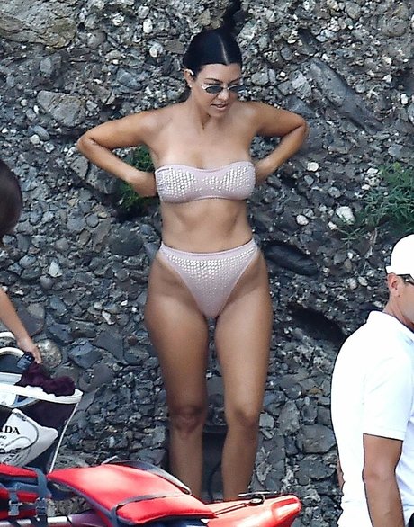 Kourtney Kardashian photo 446