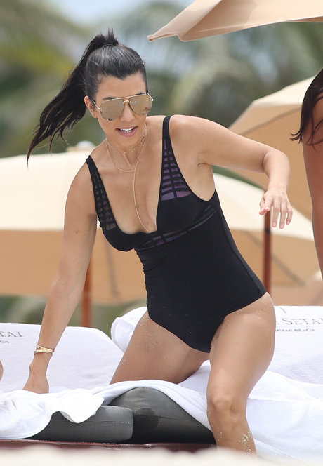 Kourtney Kardashian photo 466