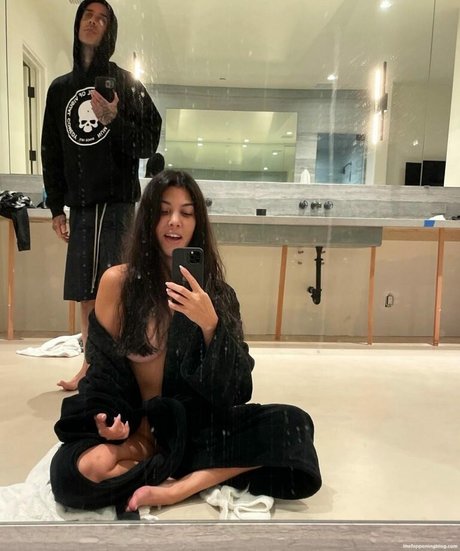 Kourtney Kardashian photo 509