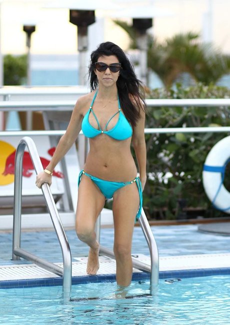Kourtney Kardashian photo 516