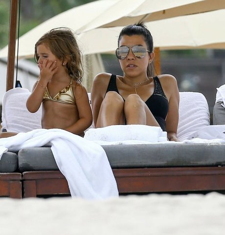 Kourtney Kardashian photo 522
